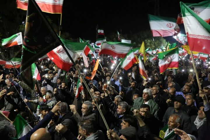 اجتماع شبانه مردم شهرستان ازنا در شب میلاد امام رضا(ع)