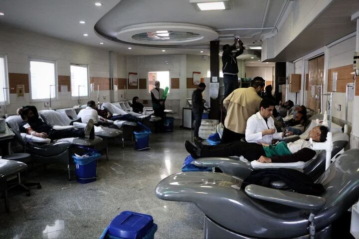 مشارکت خادمیاران رضوی در پویش اهدای خون به مناسبت دهه کرامت