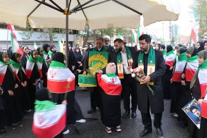 وقتی آسمان ارومیه به عشق امام رضا(ع) بارید و کودکان، اقتدار ایران را فریاد زدند