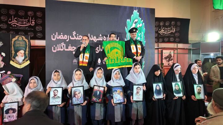 معراج شهدای کرمانشاه غرق در عطر رضوی شد؛ خادمان امام رضا(ع) در کنار خانواده شهدا