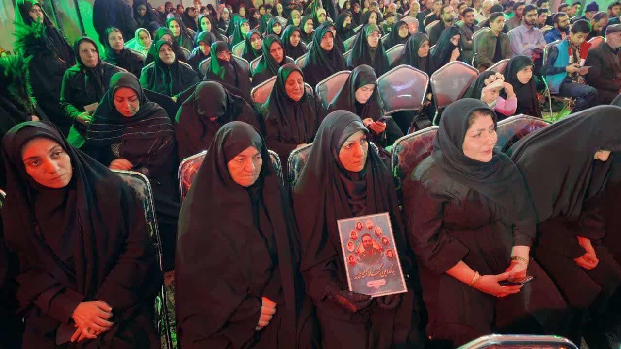 معراج شهدای کرمانشاه غرق در عطر رضوی شد؛ خادمان امام رضا(ع) در کنار خانواده شهدا