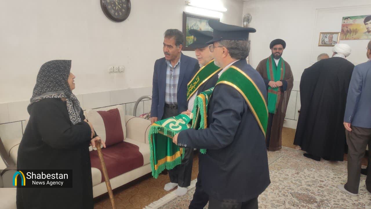 دیدار خادمان حرم رضوی با خانواده معظم شهدا و ایثارگران شهرستان الیگودرز