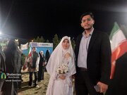 به پای هم بمونین، نماز تو قدس بخونین/ استقبال دهه نودی‌ها از عروس و داماد کرمانی در میدان آزادی
