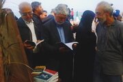 بازدید وزیر فرهنگ از غرفه کتاب در جزیره هرمز