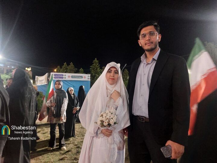 به پای هم بمونین، نماز تو قدس بخونین/ استقبال دهه نودی‌ها از عروس و داماد کرمانی در میدان آزادی