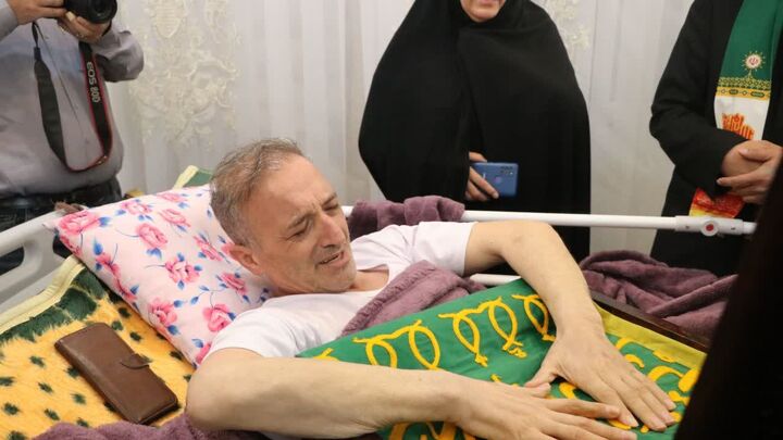 مراسم عطرافشانی رضوی در منزل جانباز جنگ رمضان در نقده