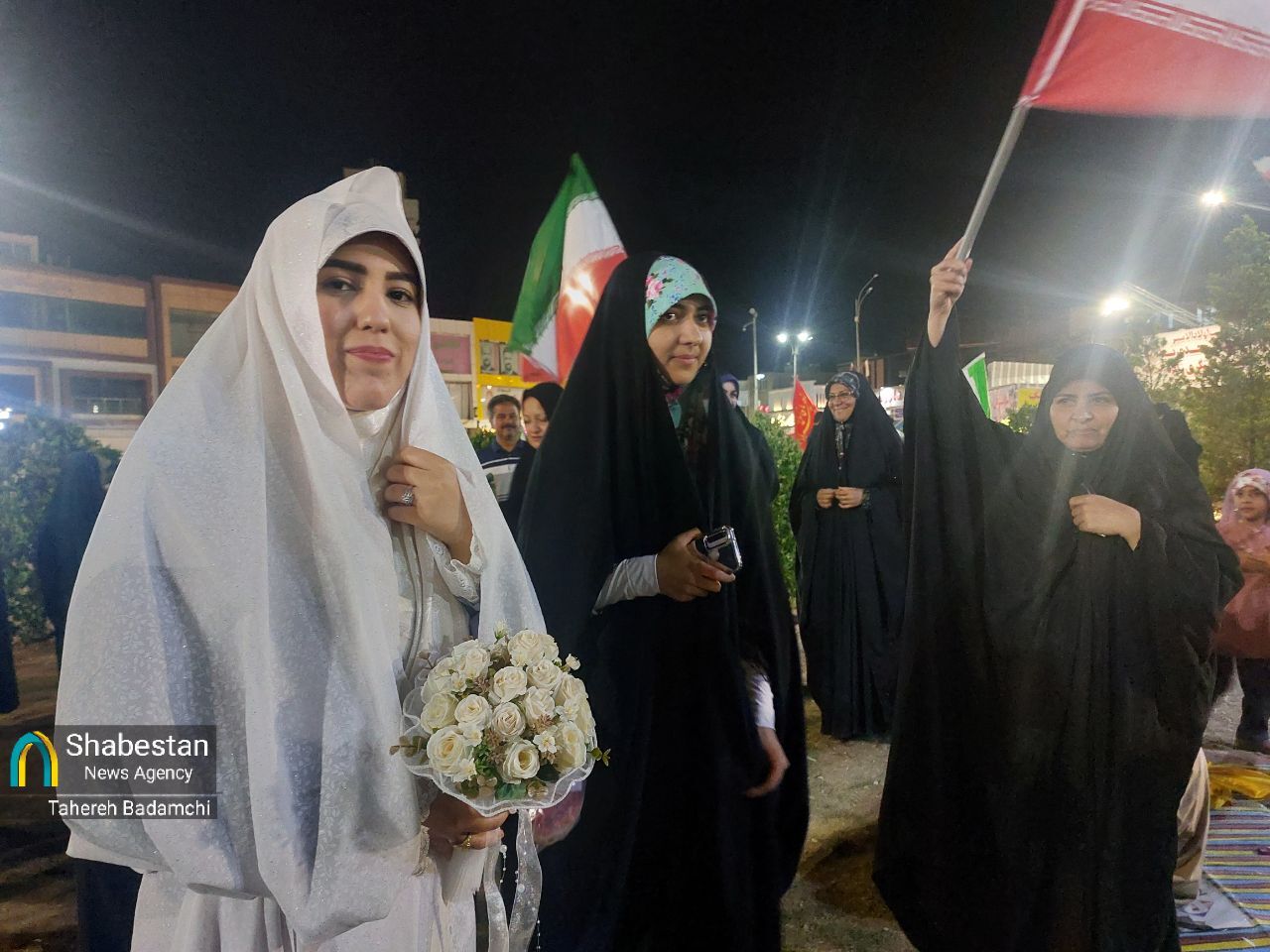 به پای هم بمونین، نماز تو قدس بخونین/ استقبال دهه نودی‌ها از عروس و داماد کرمانی در میدان آزادی