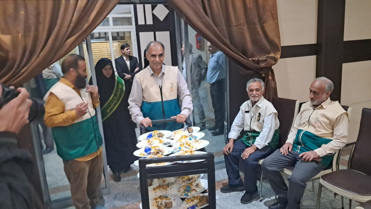 سفره کرامت رضوی در کرمانشاه گسترده شد/ مددجویان بهزیستی میهمان خدام بارگاه منور رضوی شدند