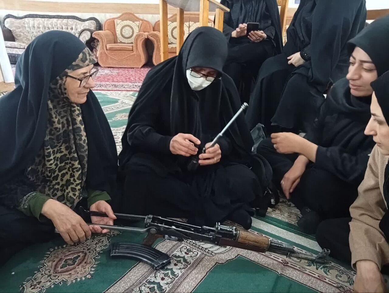 برگزاری دوره اسلحهشناسی ویژه بانوان در مسجد مقداد کرمانشاه