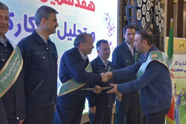 کارکنان نمونه توزیع برق استان مرکزی تجلیل شدند