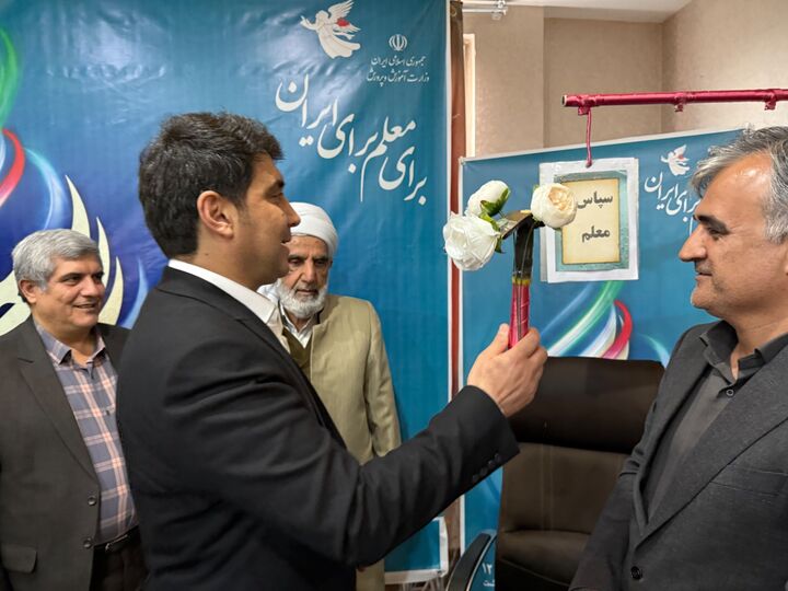 نواختن زنگ سپاس معلم در سنندج