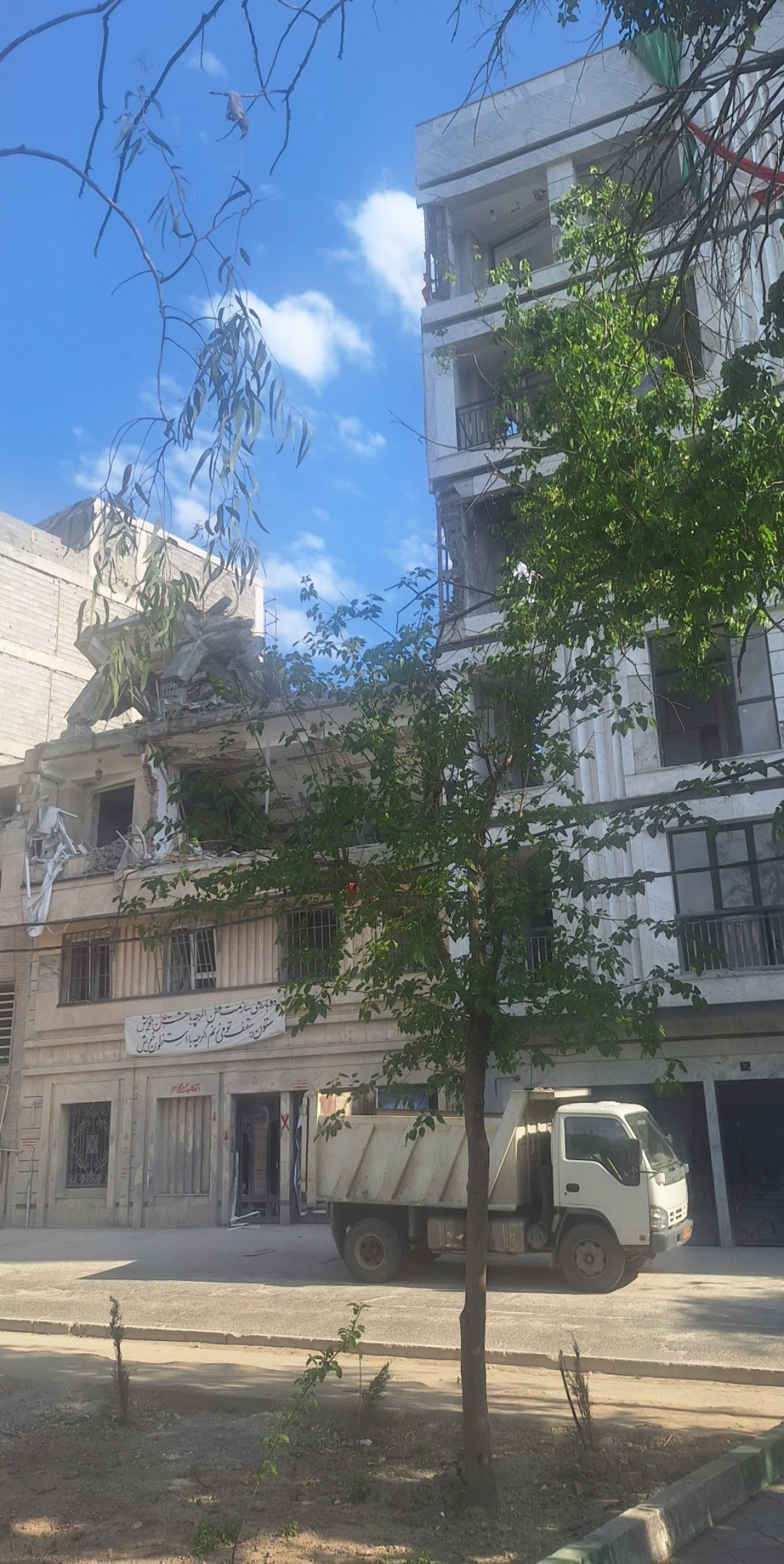 مسجد خامس آل‌عبا(ع)؛ از پناهگاه آسیب دیدگان جنگ تا  را اندازی کارگاه تعمیر منازل