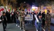 مشت محکم نوجوانان انقلابی بر دهان آمریکا و اسرائیل / راهپیمایی دانش‌آموزان با موشک‌های دست‌ساز در مرکز شهر