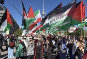تظاهرات ضد صهیونیستی در برلین / پرچم ایران و فلسطین در دست تظاهرات کنندگان