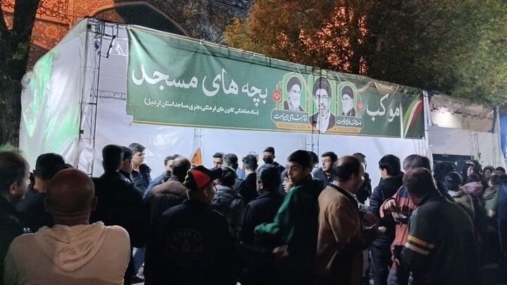 هم‌افزایی کانون‌های اردبیل در موکب «بچه‌های مسجد»؛ توزیع نذورات و اجرای سرود حماسی