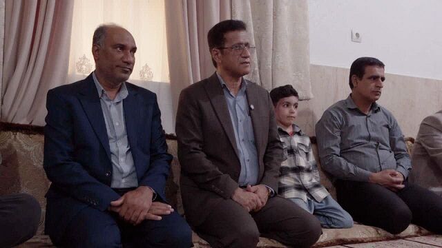 دیدار مدیرکل آموزش‌وپرورش هرمزگان با خانواده شهدای فرهنگی و دانش‌آموز مدرسه شجره‌طیبه در روستای کنارجو سیریک