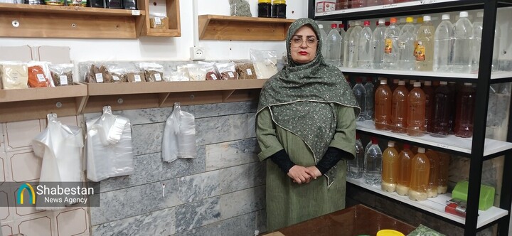 از آشپزخانه تا اشتغال هفت خانواده/ روایت «دختر بابا» از کارآفرینی با طعم ترشی