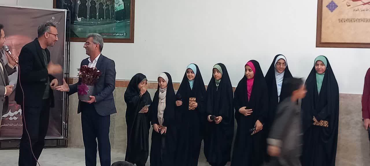 گروه سرود نسل ظهور سمنان «ایران آبادم» را اجرا کردند