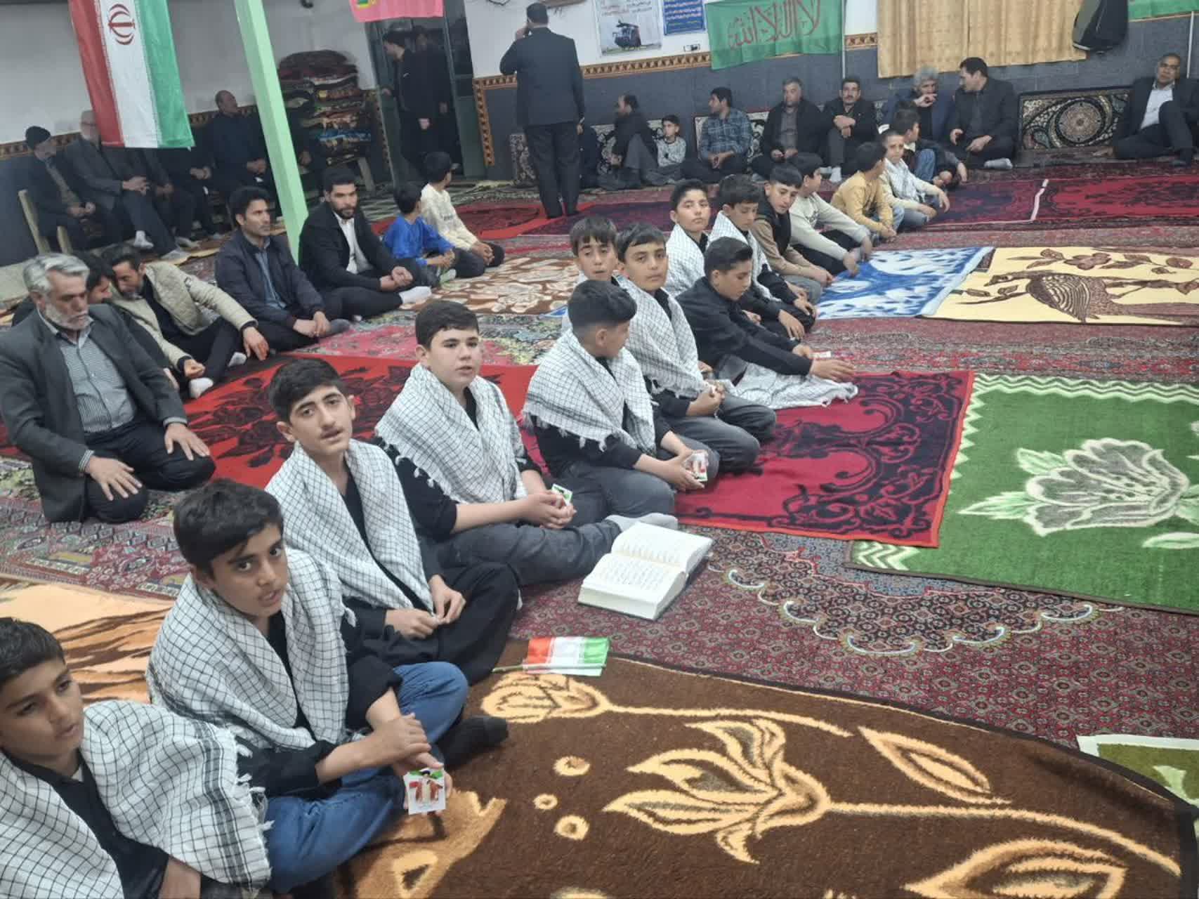 محفل قرآنی نوجوانان در چهاربرج؛ یادبود شهدا و رویش نسل نور