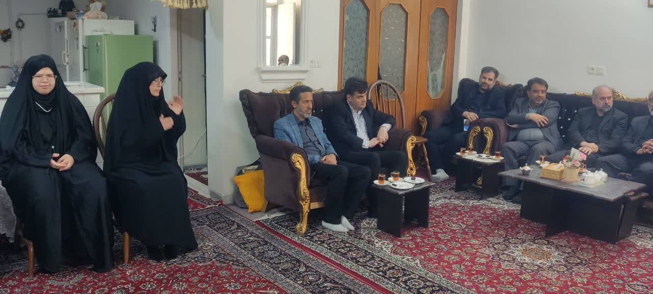 دیدار مدیر کل و معاونین صداوسیمای استان سمنان با خانواده شهید جنگ رمضان&nbsp;
