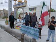 کانون مسجد امام خمینی(ره) روستای منصورآباد پای کار رزمندگان با تهیه ۳۰۰ بطری آب معدنی