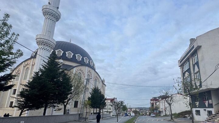 حوادث همزمان برای مساجد ترکیه,  فرو ریختن دو مناره و لرزیدن مناره دیگر