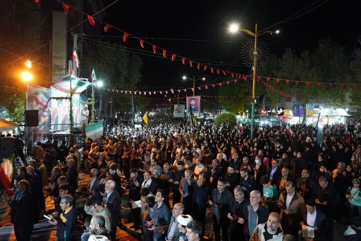 ۶۵  شب ایستادگی مردم برای وطن در پارک چهارباغ خرم‌آباد