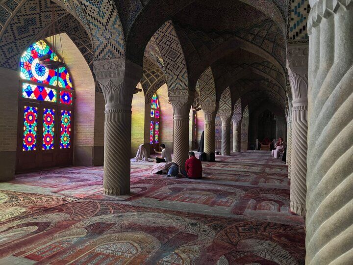 مسجد نصیرالملک؛ وقتی «فرش ماشینی سه‌بعدی» زیر پای تاریخ می‌نشیند &nbsp;