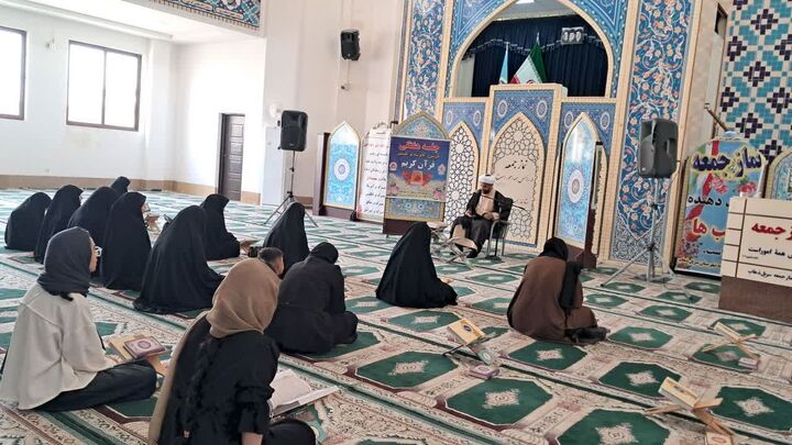 برگزاری کرسی هفتگی تلاوت و تفسیر قرآن در حرم احمد بن اسحاق (ع) سرپل ذهاب