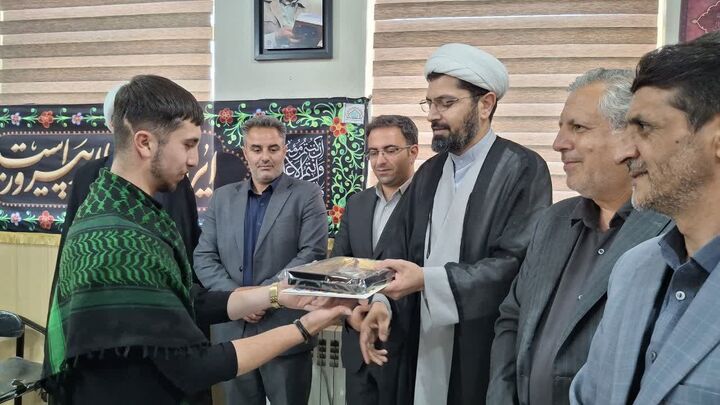 سازندگان ماکت حسینیه اعظم در کتابخانه ۱۵ خرداد روستای قره‌باغ تقدیر شدند