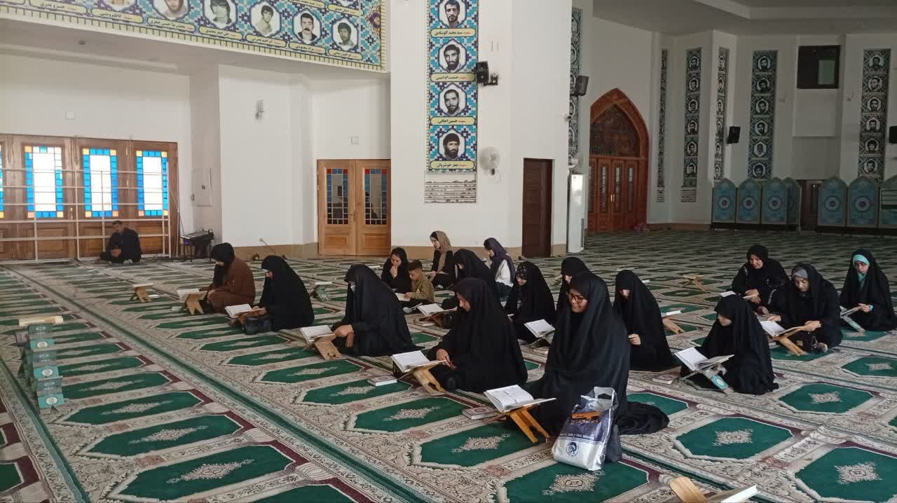 برگزاری کرسی هفتگی تلاوت و تفسیر قرآن در حرم احمد بن اسحاق (ع) سرپل ذهاب