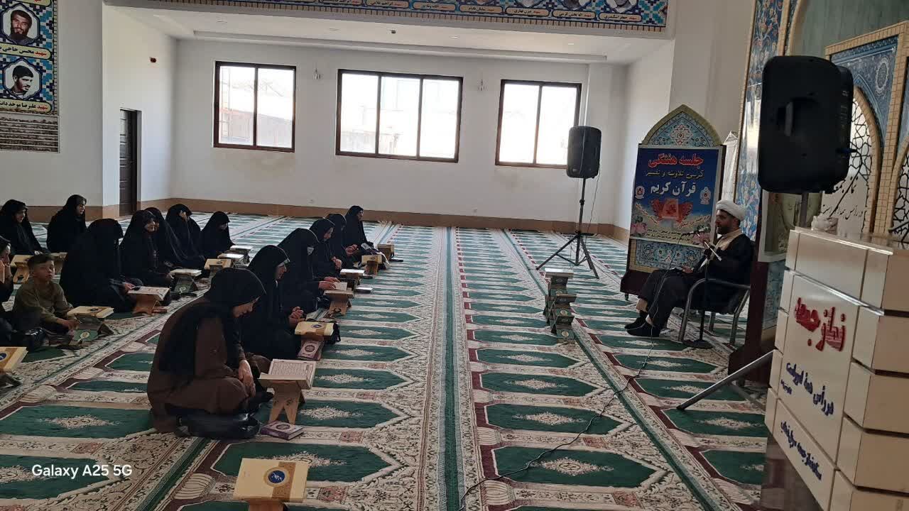 برگزاری کرسی هفتگی تلاوت و تفسیر قرآن در حرم احمد بن اسحاق (ع) سرپل ذهاب