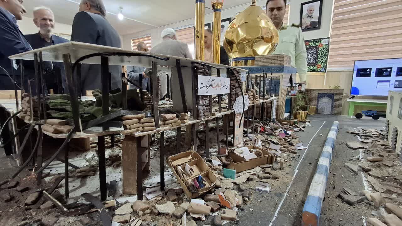 سازندگان ماکت حسینیه اعظم در کتابخانه ۱۵ خرداد روستای قره‌باغ تقدیر شدند