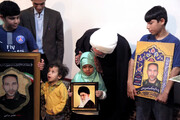 حضور نماینده ولی‌فقیه در استان و امام‌جمعه کرمانشاه، در منزل شهید«مهدی مرادی» در شهرستان صحنه