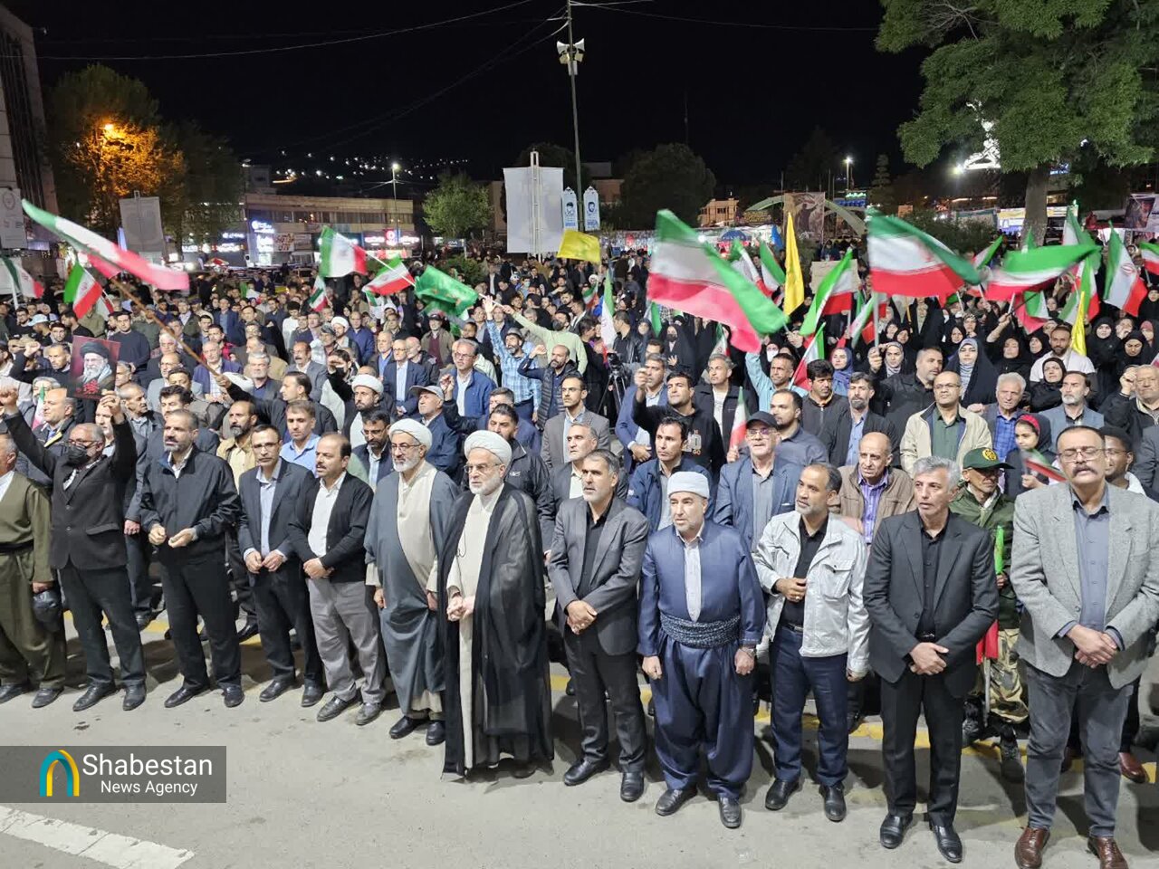 اجتماع شبانه سنندجی‌ها در حمایت از انقلاب اسلامی ایران
