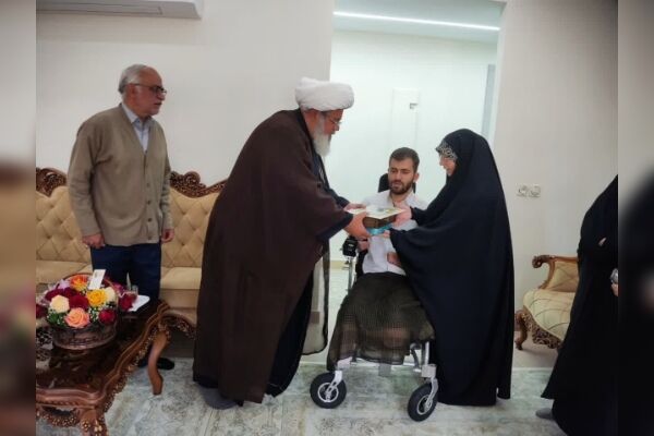 تجلیل از شهید زنده‌ای که دست‌ها و پاهایش را در جنگ رمضان کنار لانچر تقدیم خاک ایران اسلامی کرد