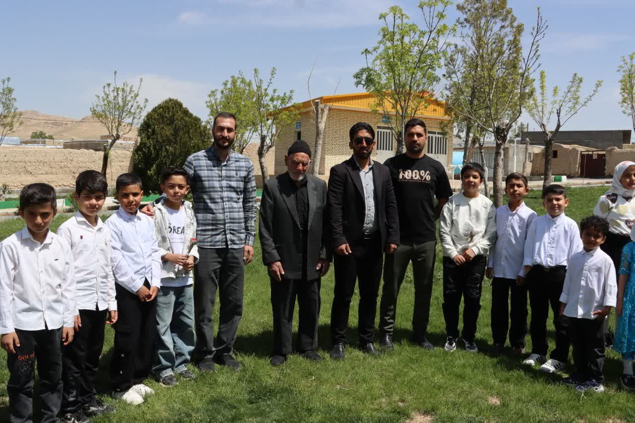 بچه های کانون شهدای تلخاب از معلمان جهادی تقدیر کردند