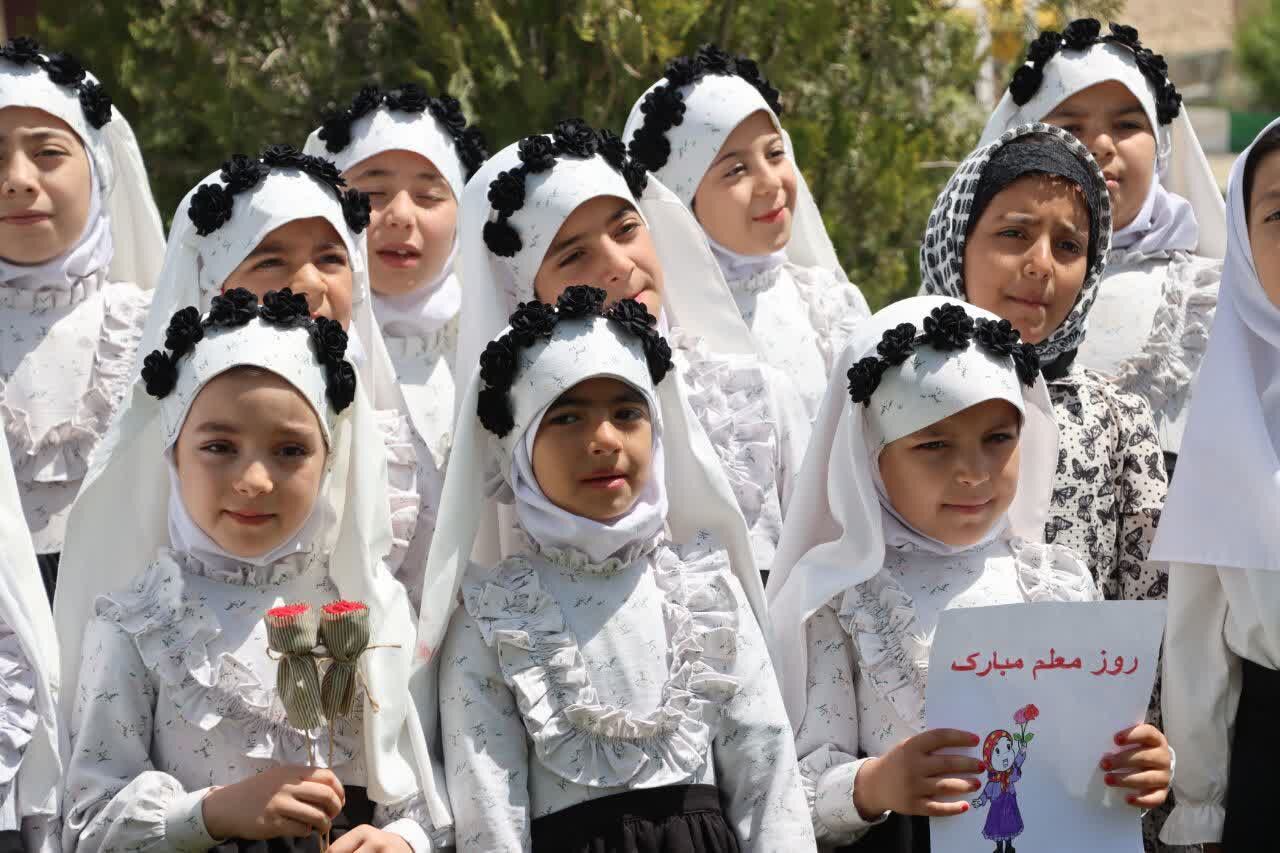 بچه های کانون شهدای تلخاب از معلمان جهادی تقدیر کردند