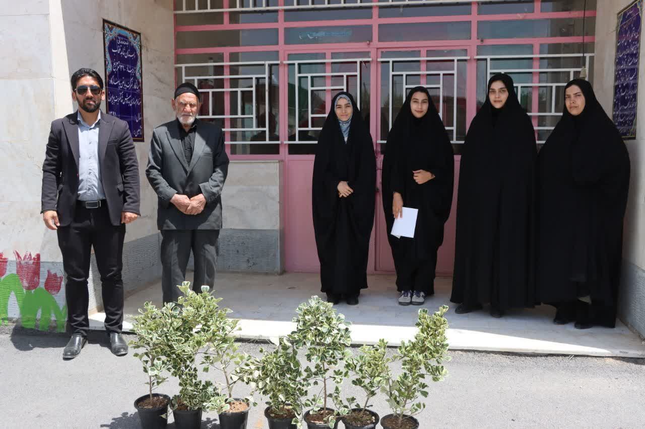 بچه های کانون شهدای تلخاب از معلمان جهادی تقدیر کردند