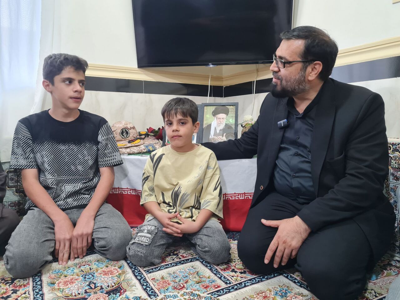 تجلیل مدیرکل فرهنگ و ارشاد اسلامی کردستان از خانواده شهید پاسدار «سجاد شانوازلو» در دلبران