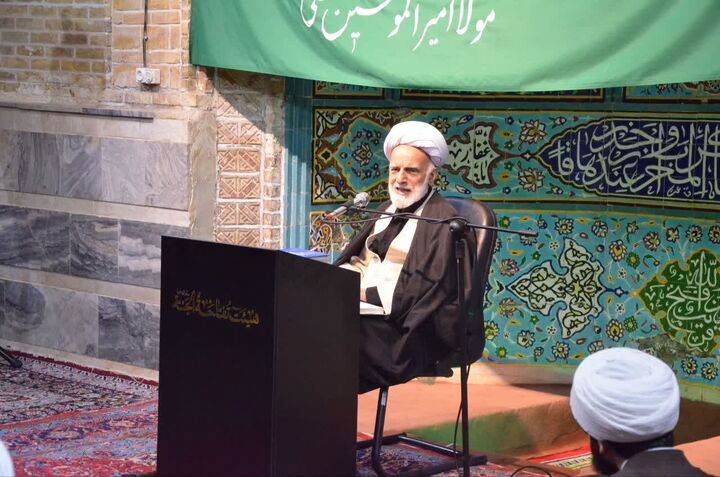 مساجد و مدارس دینی را پایگاه خیر و برکت کنیم