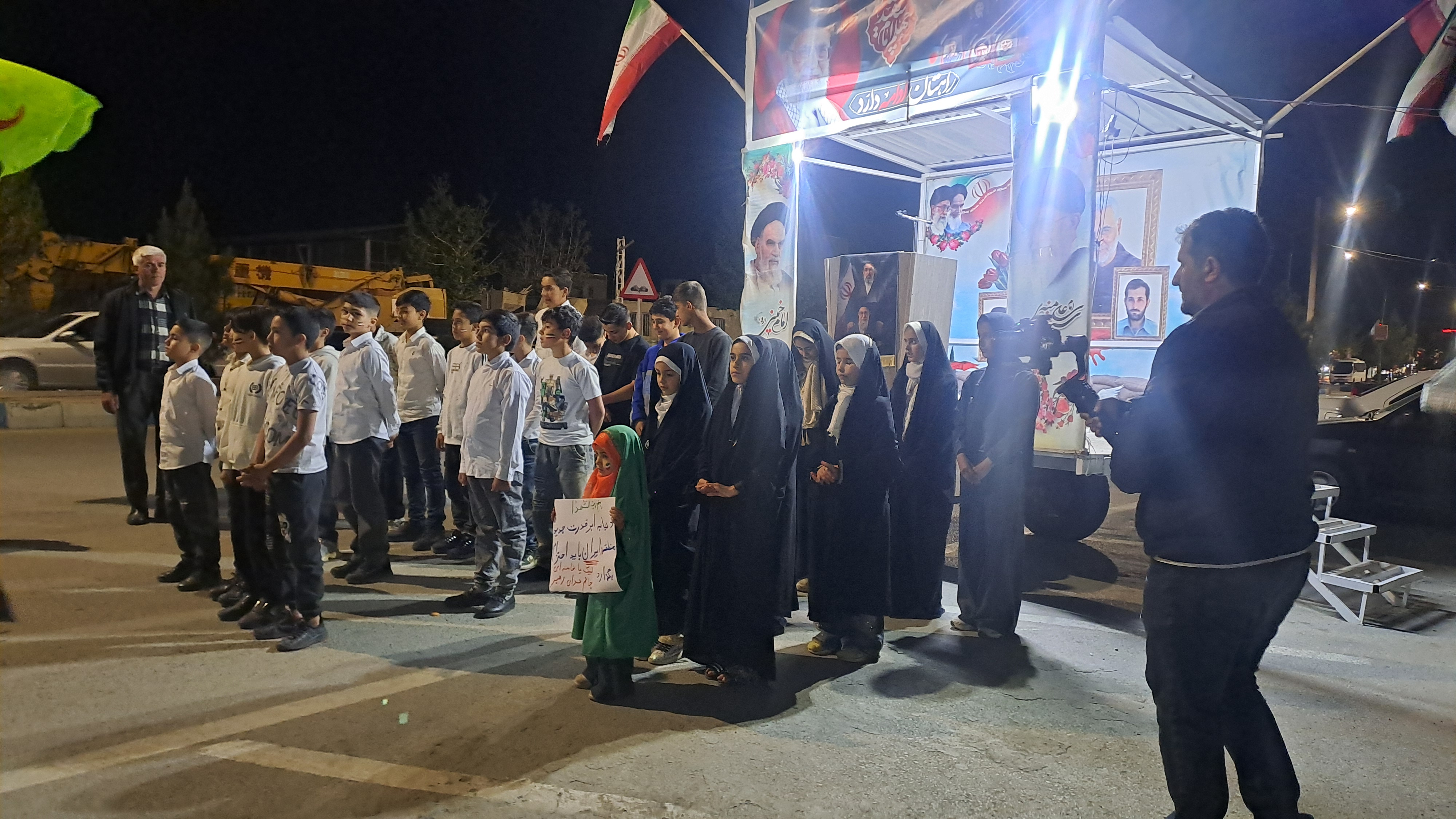 بیعت اعضای مسجدی نوشین‌شهر در میدان؛ سرود وحدت، پرچم اقتدار