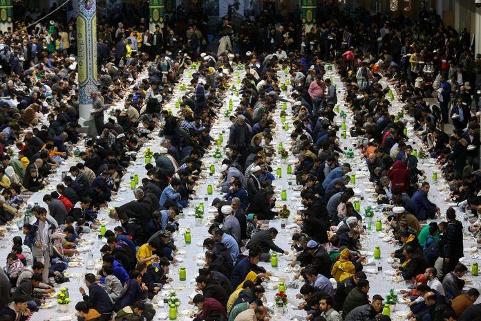 طبخ غذای حضرتی در استان هرمزگان برای رزمندگان خط مقدم