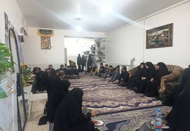 لبیک مسجدی‌ها به ندای شهدا؛ بچه‌های مسجد به دیدار خانواده دو شهید دانش‌آموز رفتند