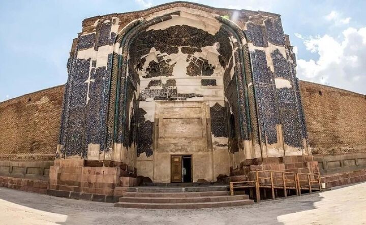 حفاری شبانه در مسجد تاریخی پیرپنهان لار؛ ردّ گنج‌جویان بر پیکر میراث هزارساله