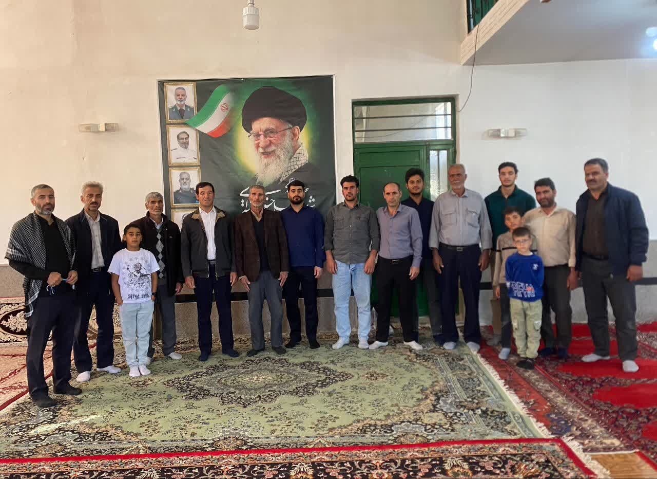 گرامیداشت یاد شهدا و قائد امت در مسجد سیدالشهداء روستای گاوبازه برگزار شد