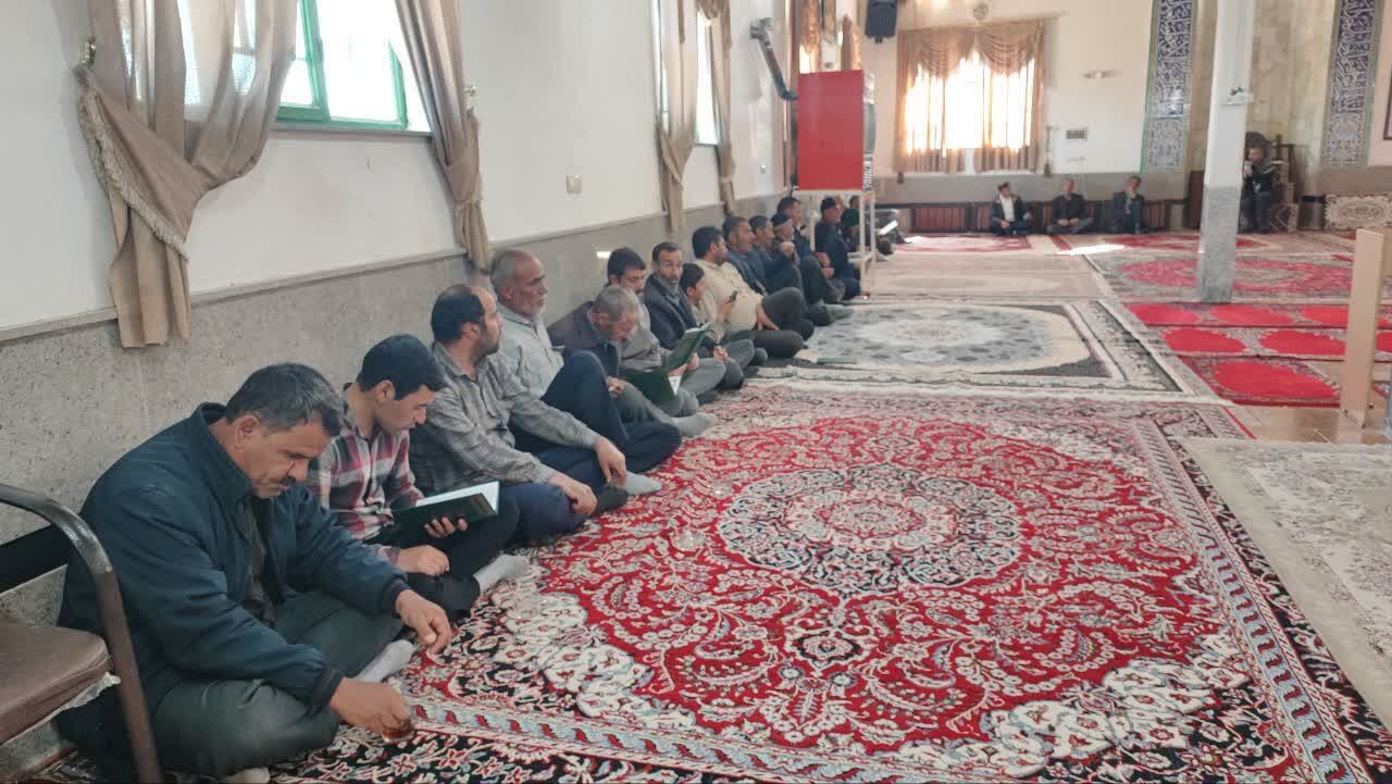 گرامیداشت یاد شهدا و قائد امت در مسجد سیدالشهداء روستای گاوبازه برگزار شد
