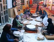 همت کانون «خادمین اهل‌بیت(ع)» در حمایت از رزمندگان/ بانوان روستای مراگلو مرودشت نان محلی پختند