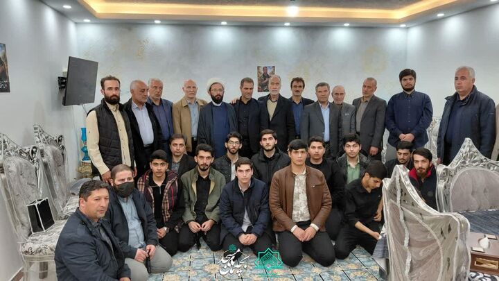 حضور اعضای کانون فرهنگی هنری شهدای شهرک کارشناسان در منزل شهید عباس اشرفی