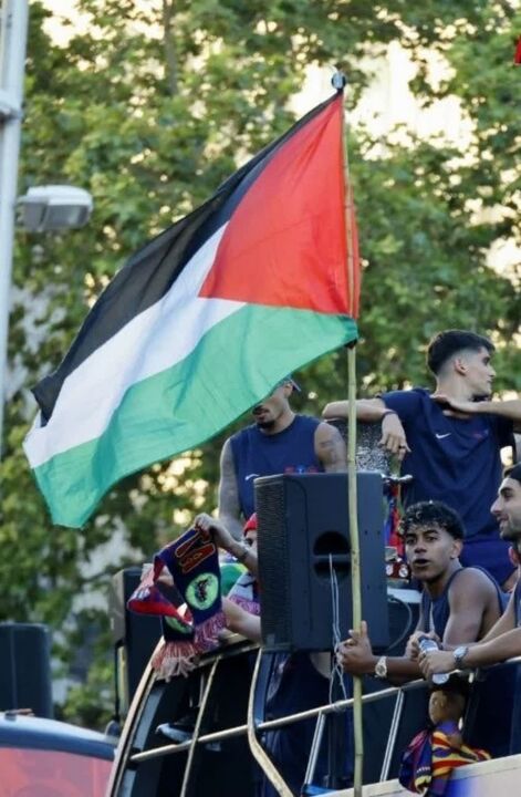 لامین یامال، ستاره جوان تیم بارسا در جشن قهرمانی پرچم فلسطین را بالا برد